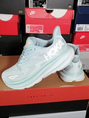 Hoka Clifton 9 Max Cushioned women's size 6.5 like new worn 6 times no box